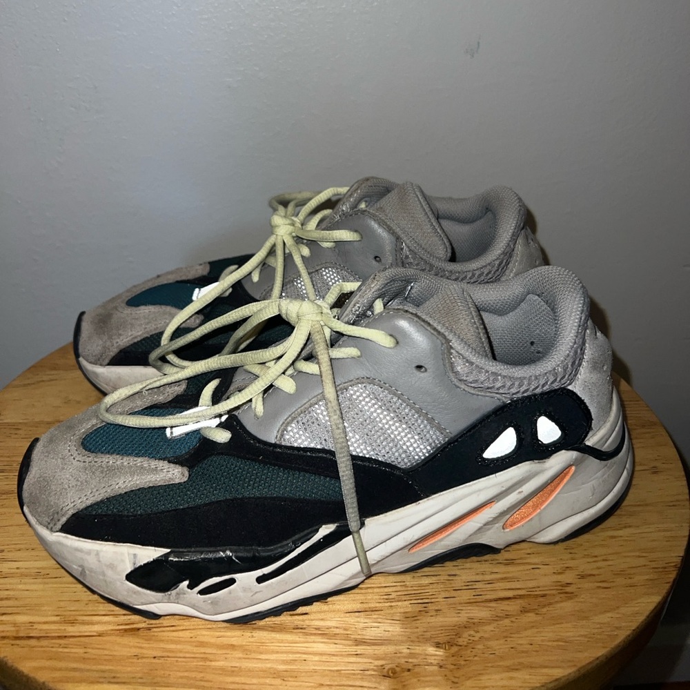 YEEZY WAVE RUNNERS 700